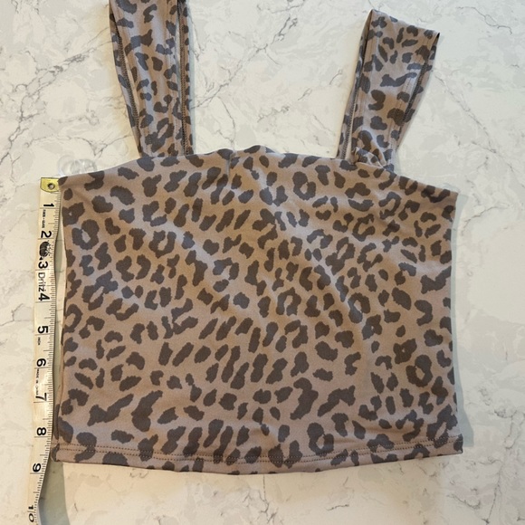 🥰 2/$15 Olivia Rae cheetah crop tank - Picture 4 of 7